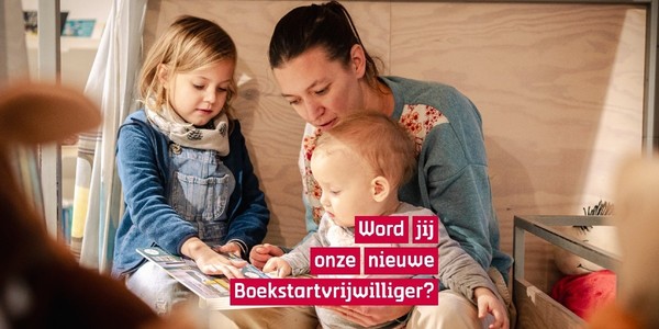 Vrouw leest voor aan baby en peuter
